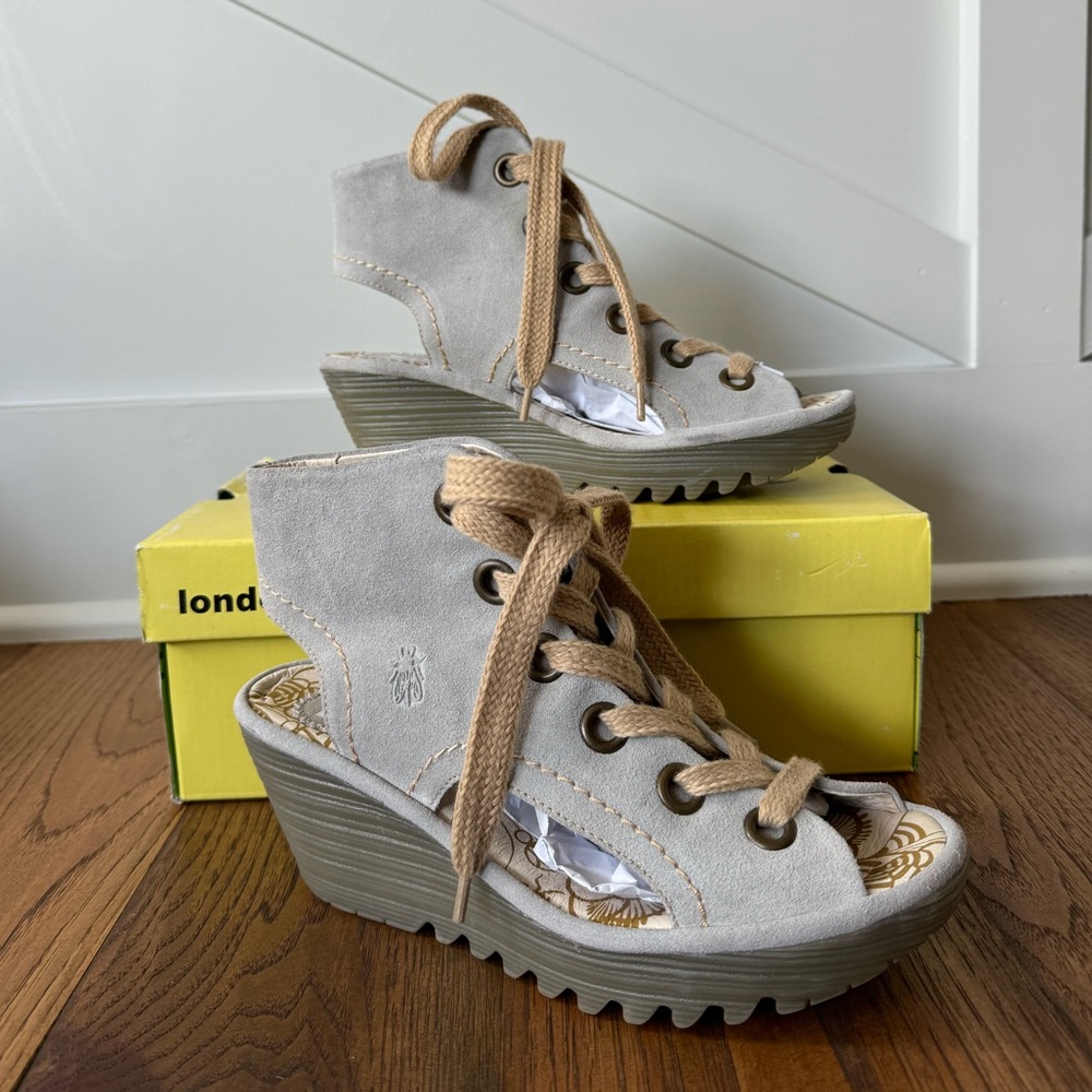 Fly London Women’s Yaba Lace Up Wedge in Concrete Suede 38 US 7.5 Like New - Picture 2 of 5